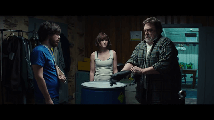 une image extraite du film 10 cloverfield lane illustrant sa critique sur groovy coocnut